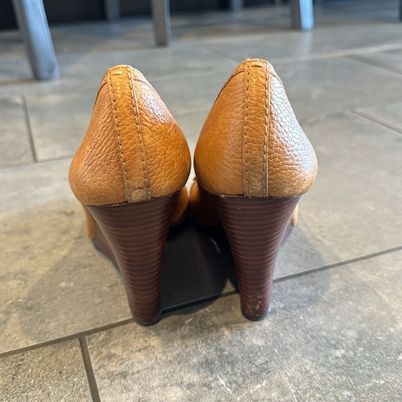 Tory Burch wedge heels, open peep toe. Emblem in great condition. - Picture 5 of 8